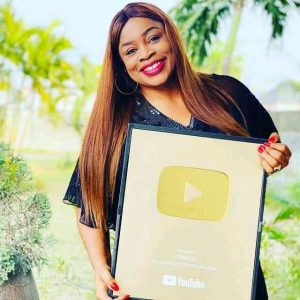 Sinach gets gold plaque as she hits one million subscribers on YouTube